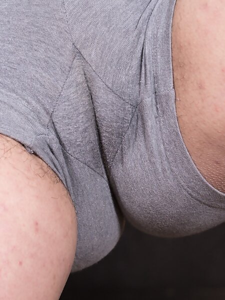 Sporty Latina strips to show off her bush